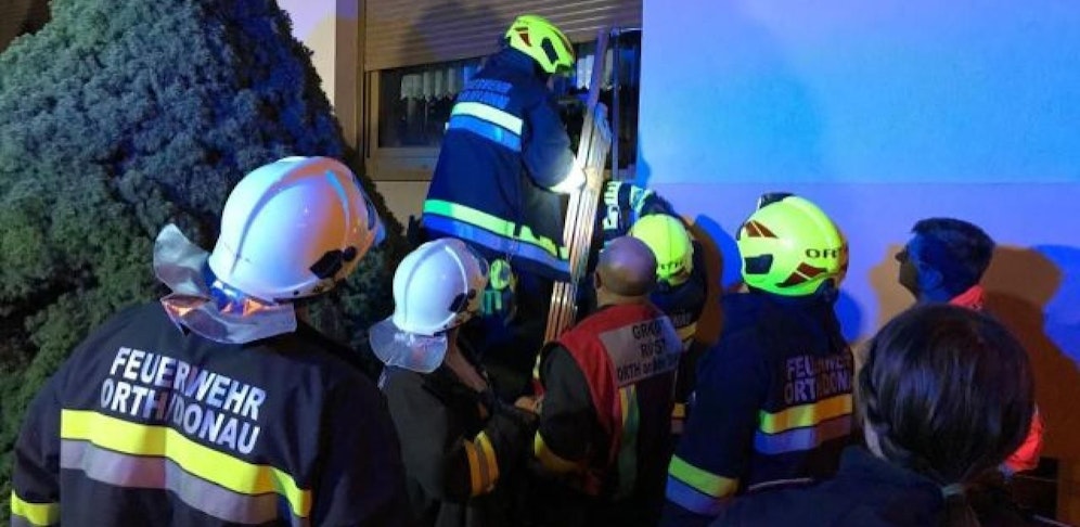 Die Feuerwehr stieg ins Haus ein und fand die Seniorin. Sie brauchte dringend Hilfe.