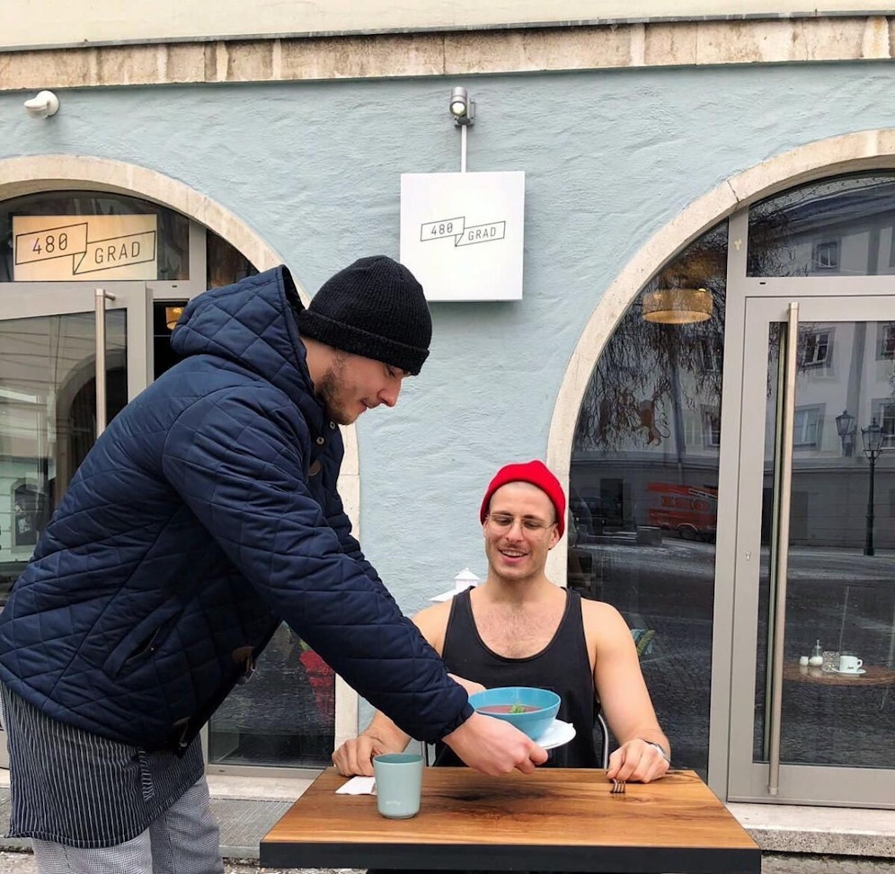 Aufgrund der Kälte bekommt jeder Gast der Pizzaria "480 Grad" einen Teller heiße Suppe vor dem Essen.