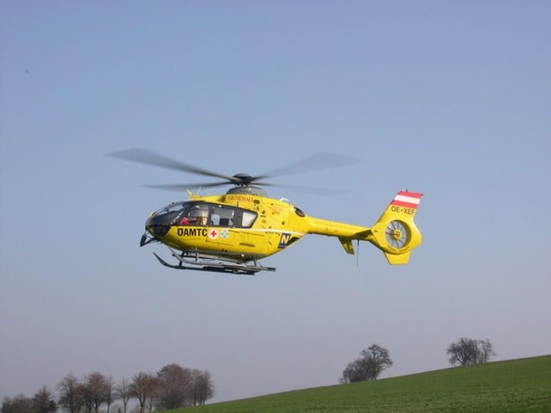Der Lenker wurde mit dem Hubschrauber ins Spital geflogen (Symbolbild).