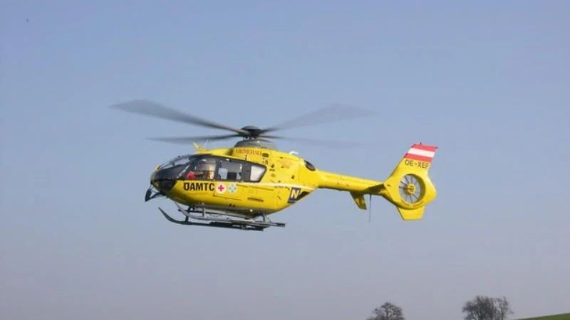 Heute.at - Schwerer Crash bei Rudersdorf – Auto prallt gegen Baum