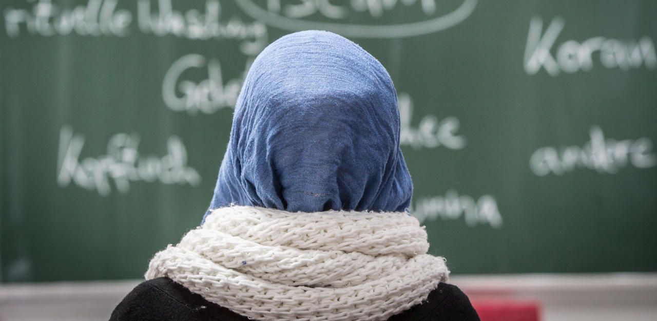 Das Arbeits- und Sozialgericht gab der ehemaligen Religionslehrerin recht. (Symbolbild)