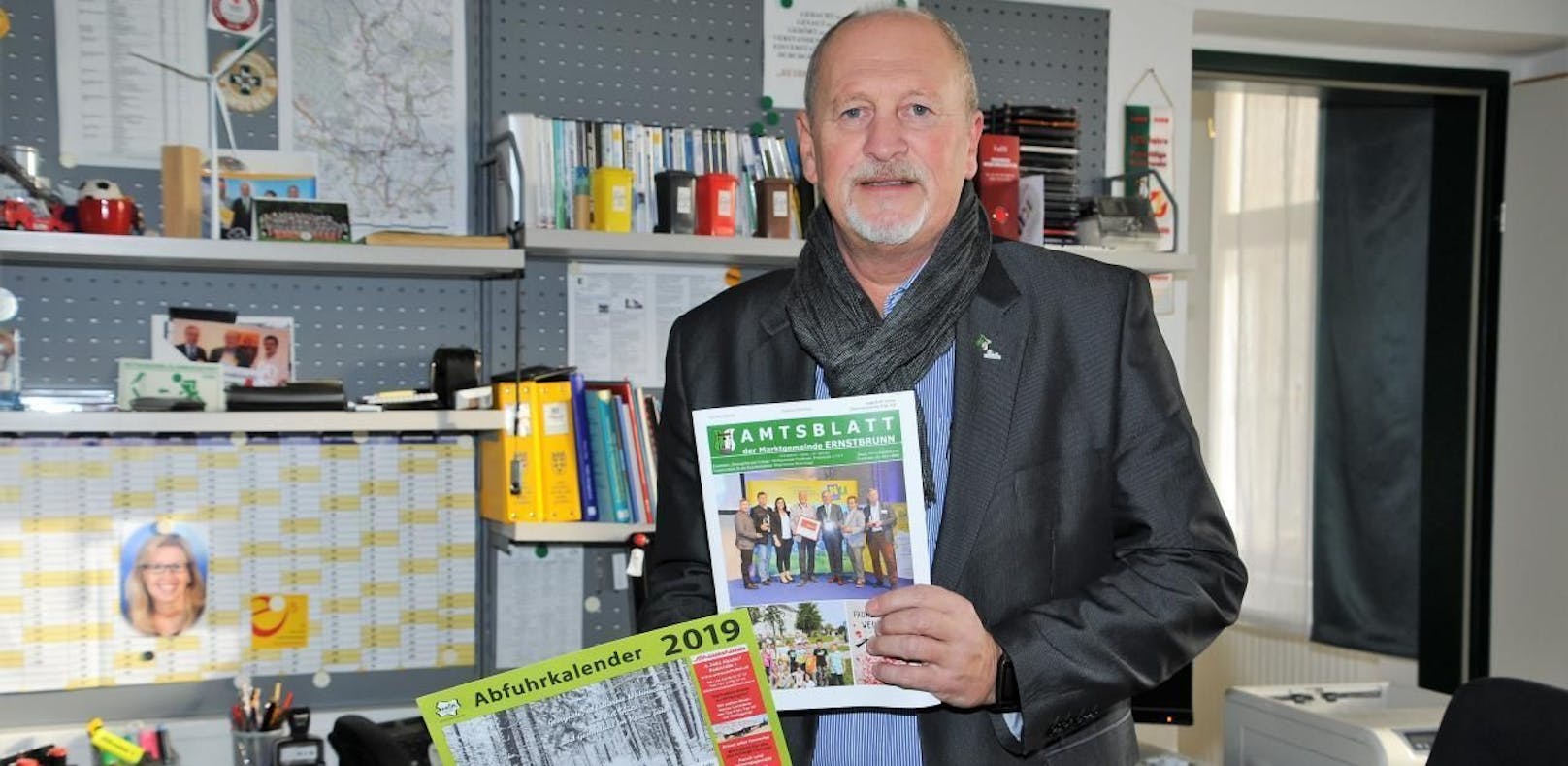 Bürgermeister Horst Gangl mit Amtsblatt und Kalender. 