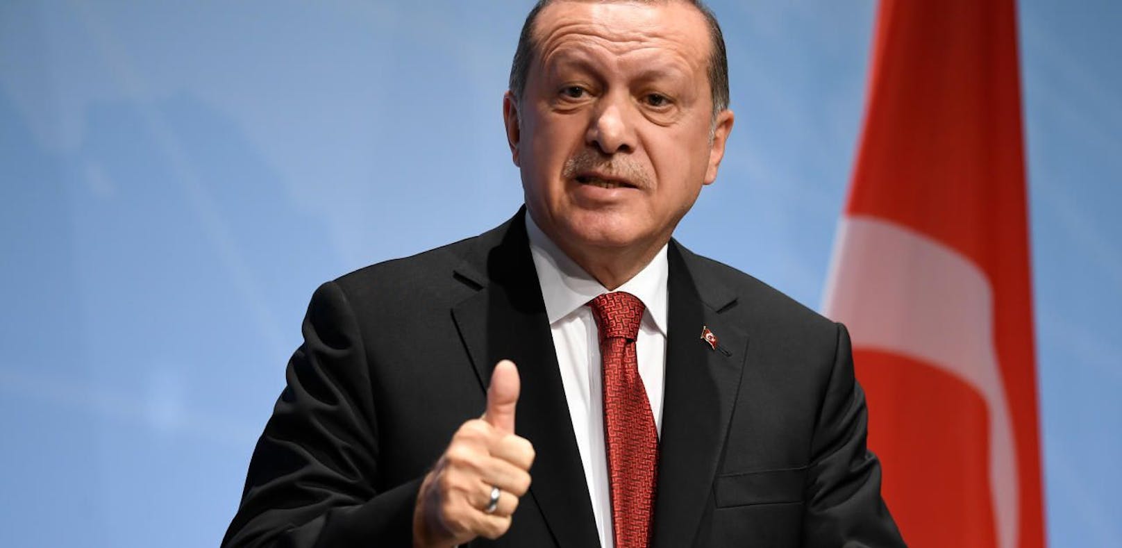Türken-Präsident Recep Tayyip Erdogan bezeichnet die Kontrolle seiner Landsleute als &quot;Schande&quot;.