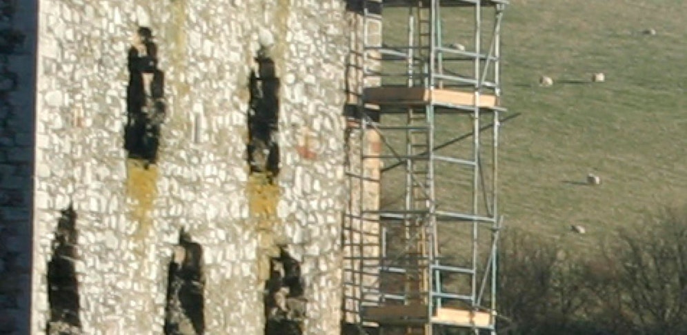 Beim Arbeiten an dem geschichtsträchtigen Gemäuer passierte es. 