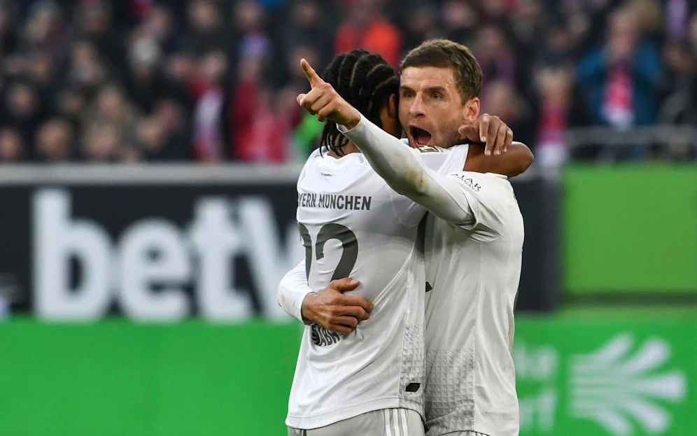 Serge Gnabry bejubelt seinen Treffer.
