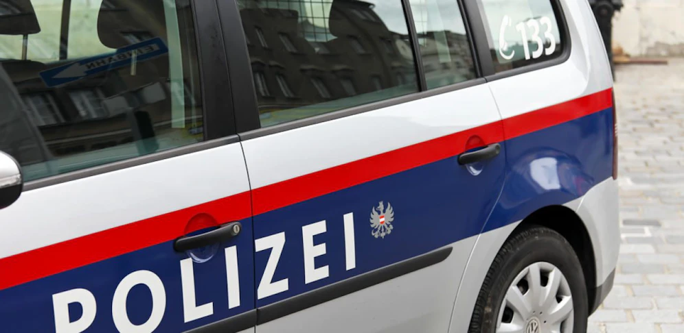 Er trat die Außenspiegel des Polizeiautos ab. 