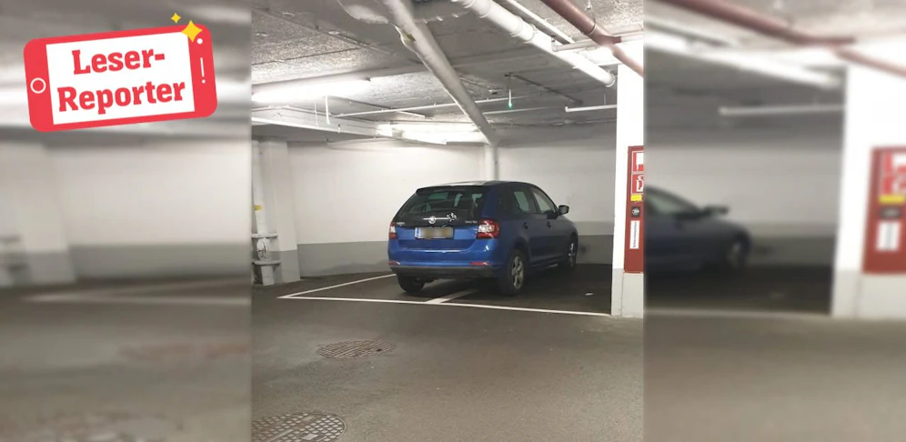 Der blaue Skoda besetzt gleich zwei Parkplätze im Auhofcenter.