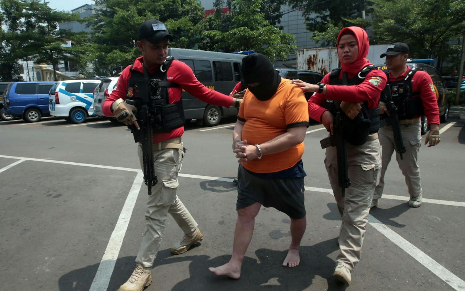 Festnahme: Polizisten haben in Jakarta einen Verdächtigen verhaftet, der gepanschten Schnaps verkauft haben soll. Durch Billigschnaps starben über 100 Menschen in Indonesien. 