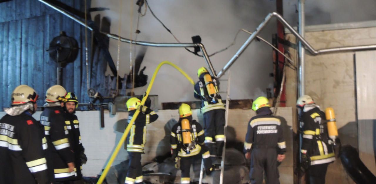 Heute.at - Lagerhalle in Brand: 111 Florianis im Löscheinsatz