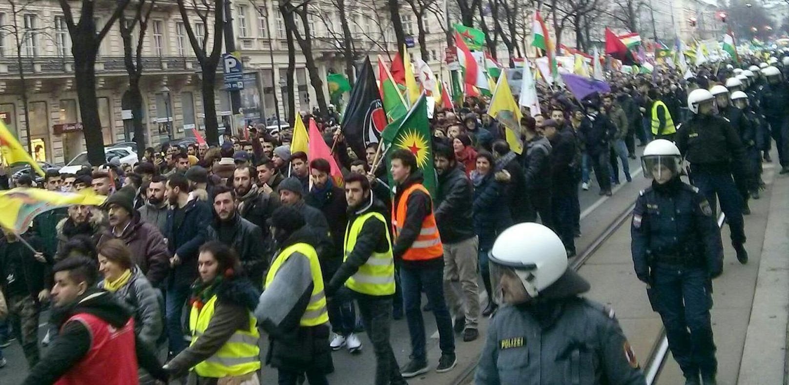 In Wien hat am Samstagnachmittag eine Demonstration gegen den türkischen Militäreinsatz in der nordsyrischen Region Afrin stattgefunden. Es kam dabei laut Beobachtern zu mehreren gewaltsamen Zwischenfällen.