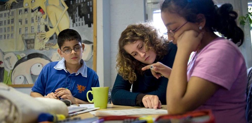Eine Berliner Studentin gibt Kinder mit Migrationshintergrund Nachhilfe im Sprachunterricht. Archivbild.