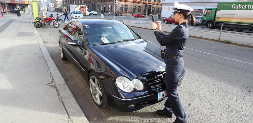 Ein Organ der Wiener Parkraumbewirtschaftung im Einsatz. Symbolfoto