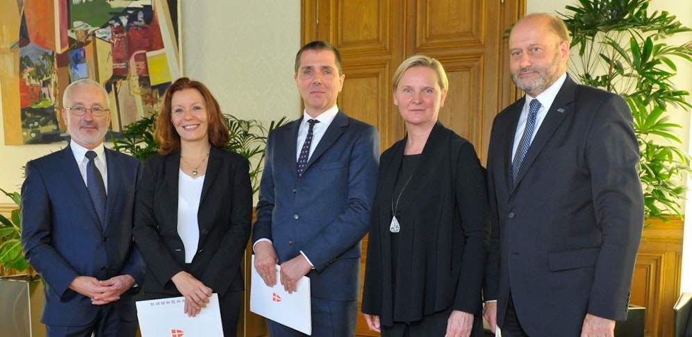 Das Dekret zur neuen KAV-Leitung wurde beim Magistratsdirektor der Stadt Wien, Erich Hechtner, überreicht. Evelyn Kölldorfer-Leitgeb (2. von links) wird neue KAV-Generaldirektorin-Stellvertreterin, Michael Binder (3. von links) wird neuer KAV-Direktor für die Geschäftsbereiche Health Care Management, Clinical Research Center und das Transformationsprogramm, AKH-Direktor Herwig Wetzlinger wird KAV-Direktor für die Geschäftsbereiche Finanz, Recht, Einkauf, Nicht-klinischer-Bereich (ganz rechts). Gesundheitststadträtin Sandra Frauenberger (2. von rechts) verlieh das Dekret. 