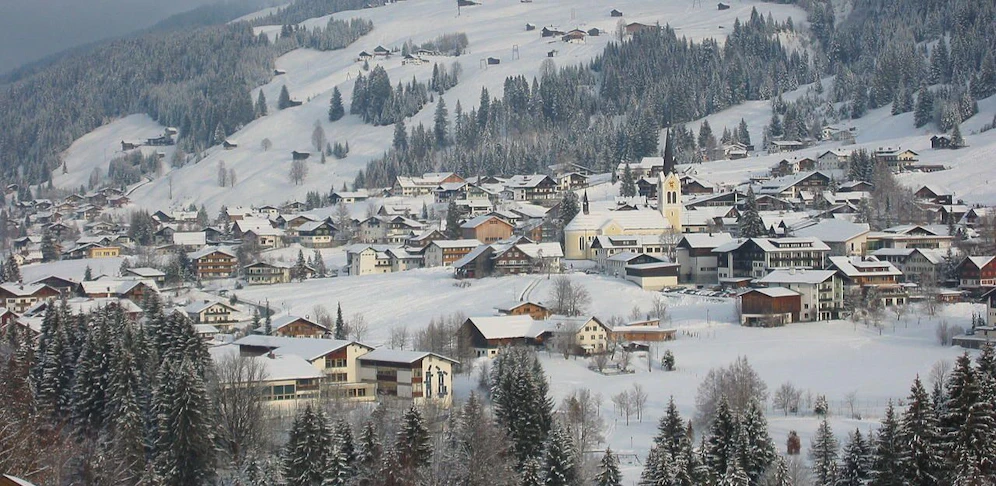 Blick auf die Ortsmitte von Riezlern im Kleinwalsertal.