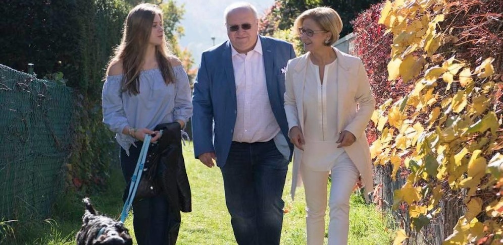 Tochter Anna mit Hund Milou an der Leine, Andreas Mikl und Johanna Mikl-Leitner beim Gang zum Wahllokal.