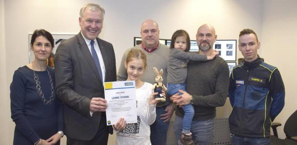 V. l.: Mama Anna, Landesrat Martin Eichtinger, Leonie, Costa Chowjka vom NÖ Notruf, Johanna mit Papa Andreas, Notrufexperte Markus Kamper.