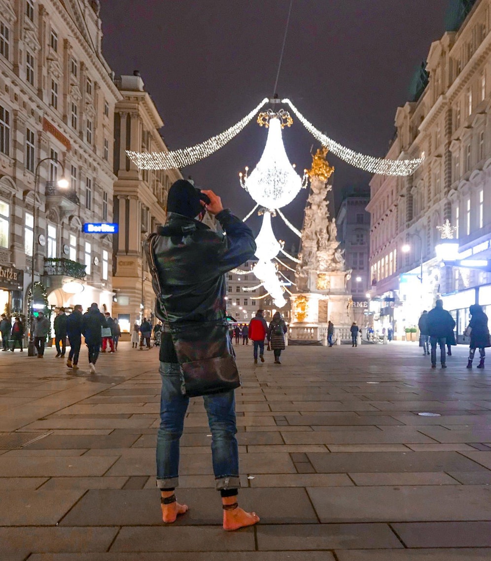 Ein Unbekannter war ohne jedes Schuhwerk bei eisigen Temperaturen am Wiener Graben unterwegs.