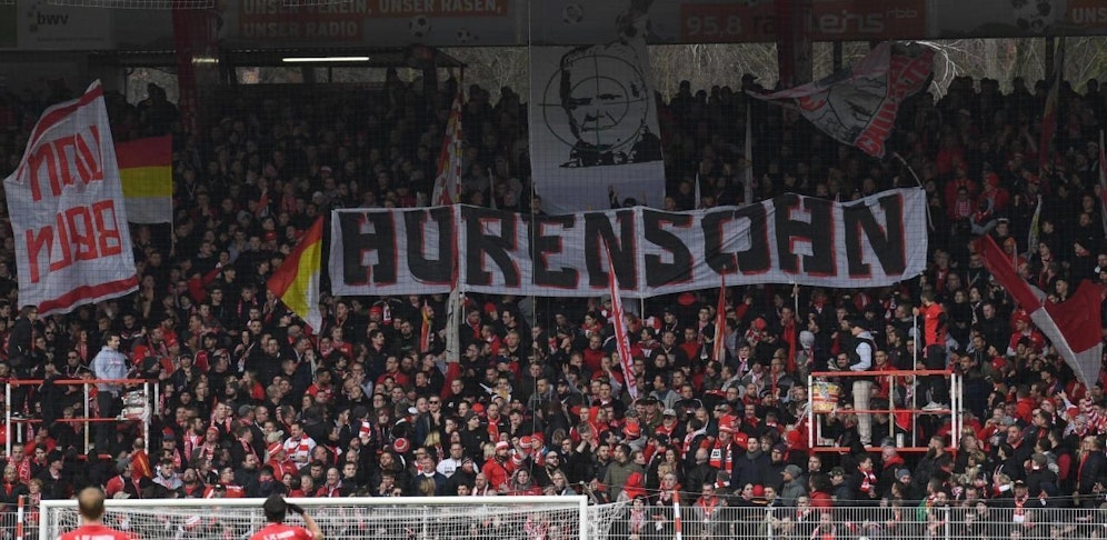 Fans von Union Berlin nahmen Hoffenheim-Mäzen Dietmar Hopp ins Fadenkreuz und beschimpften ihn als "Hurensohn".  