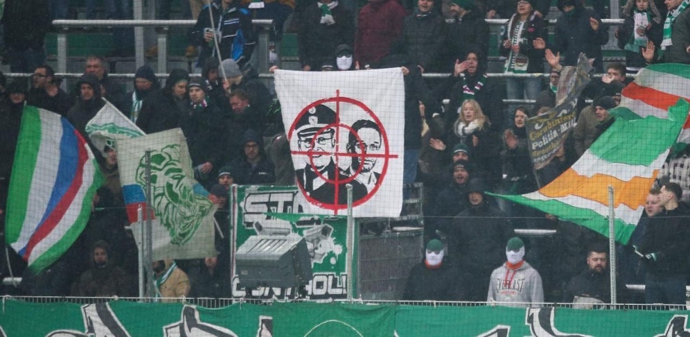 Innenminister Herbert Kickl und Dr. Gerhard Pürstl, Landespolizeipräsident Wien, wurden von Rapid-Fans aus dem Block West bedroht.