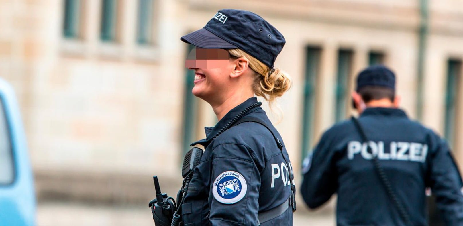 Polizistin lacht Mann bei Leibesvisitation aus