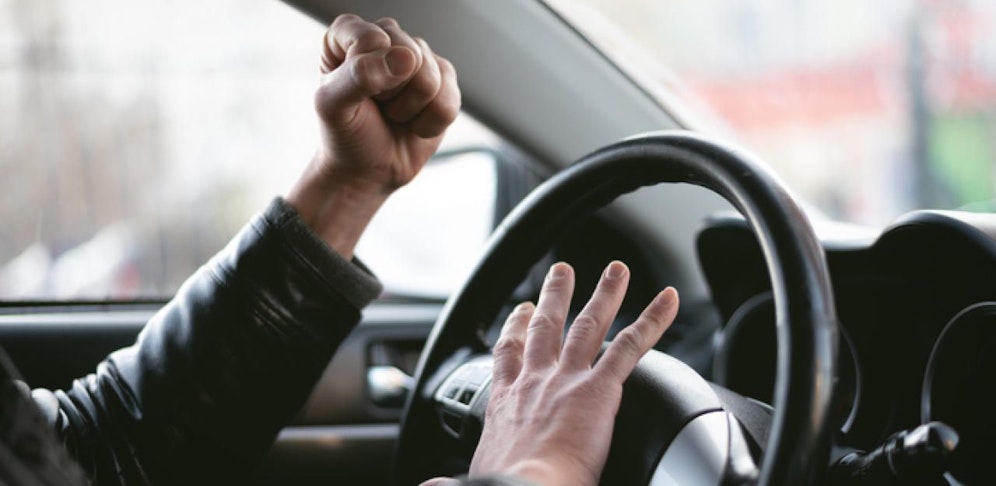 In Linz tickte ein Autolenker aus, schlug einem 27-Jährigen ins Gesicht und versuchte ihn mit dem Messer zu attackieren. (Symbolbild).