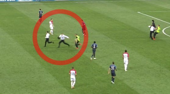 Die Flitzer-Attacke im WM-Finale im Bild