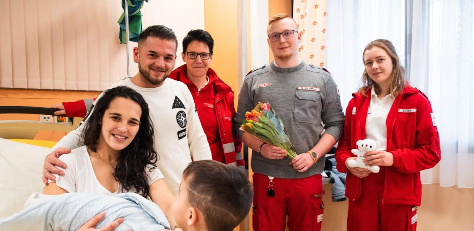 Die Rotkreuz-Sanitäter Simone Gölss, Kerstin Schober und Sebastian Kormesser leisteten Geburtshilfe.