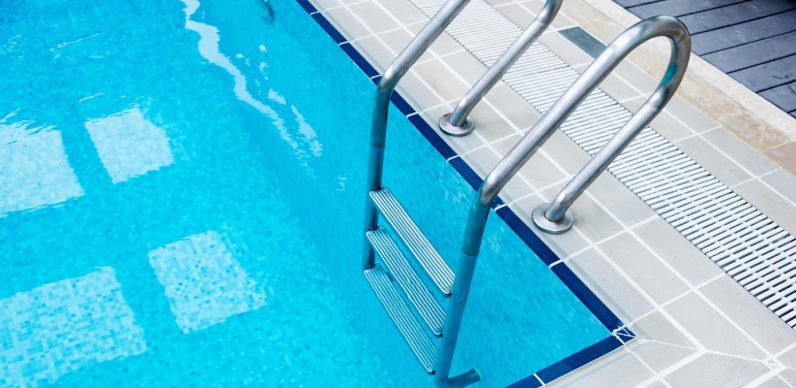 3-jähriges Mädchen trieb reglos im Schwimmbad