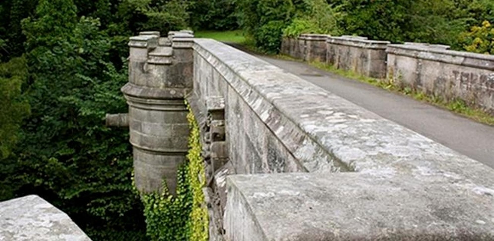Von dieser Brücke springen die Hunde ab.