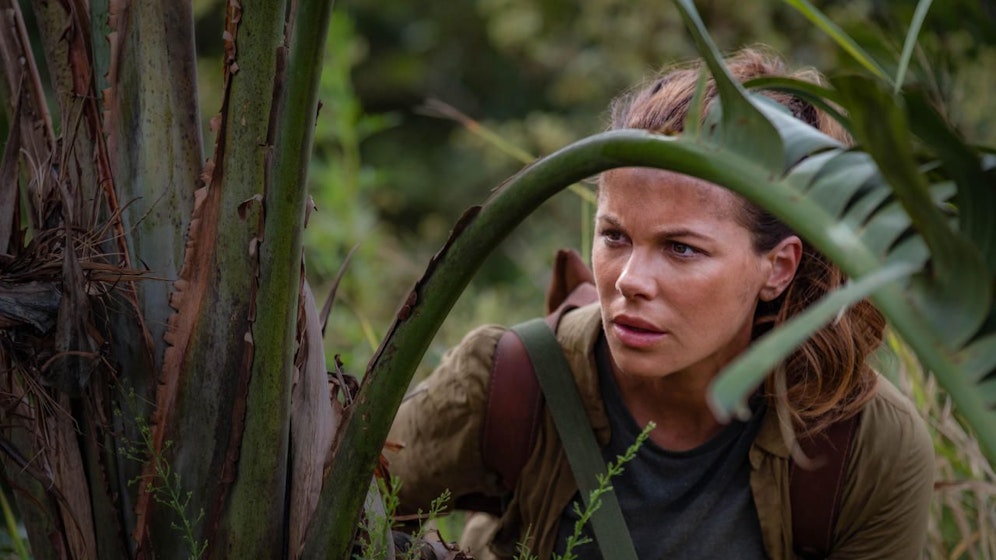 Kate Beckinsale alleine in der Wildnis. 