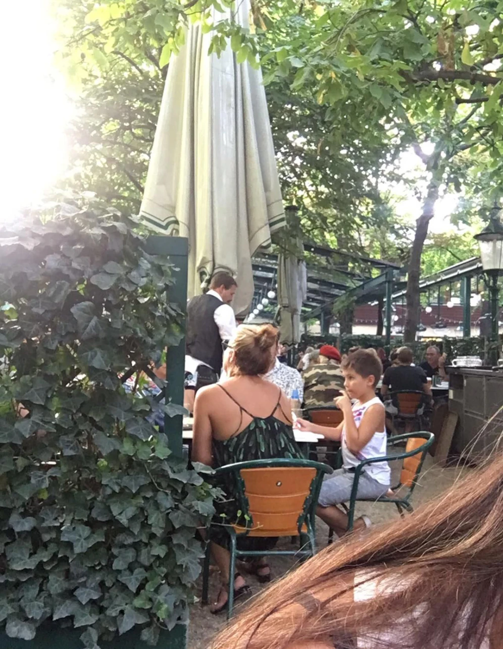 Anna Netrebko gönnt sich mit Ehemann Yusif Eyvazov und Söhnchen Tiago eine Stelze im Wiener Schweizerhaus