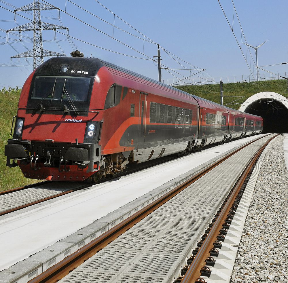 Züge fahren ab sofort wieder Vollgas auf der Weststrecke. (Symbolb