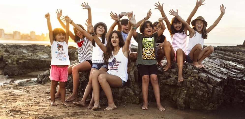 Einen Jugendgruppe posiert für ein Gruppenfoto (Symbolbild). 