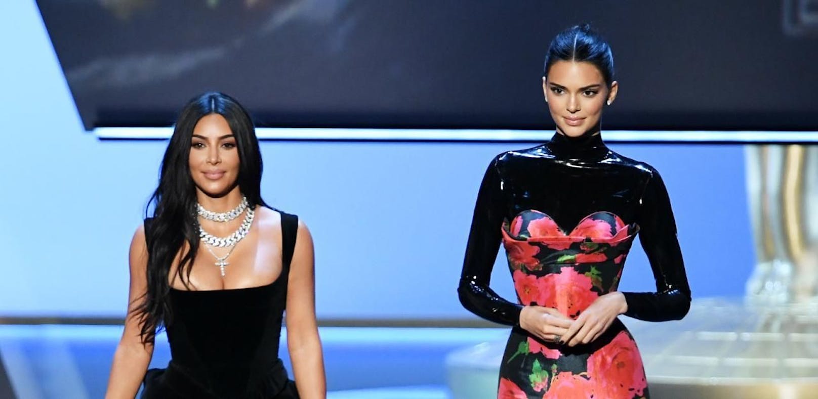 Stars lachen Kardashian auf der Emmy-Bühne aus
