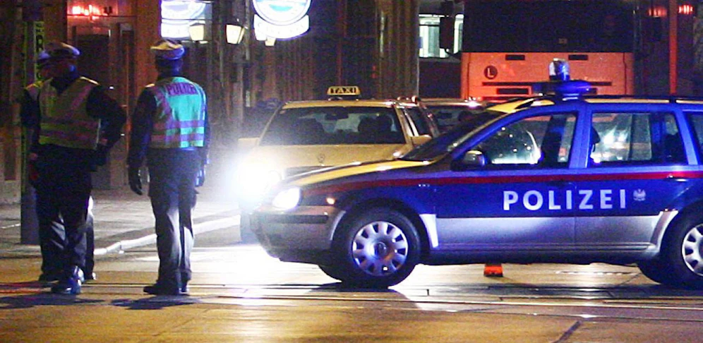 Die Polizei jagt zwei jugendliche Räuber (Symbolfoto)