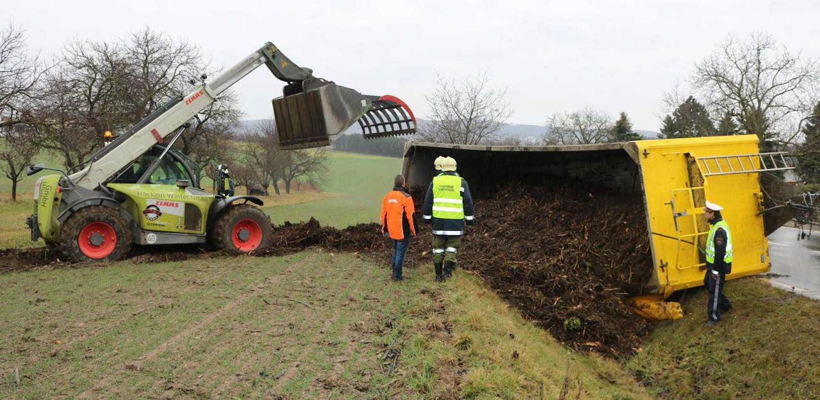Voll beladener Traktor-Hänger stürzte in Graben