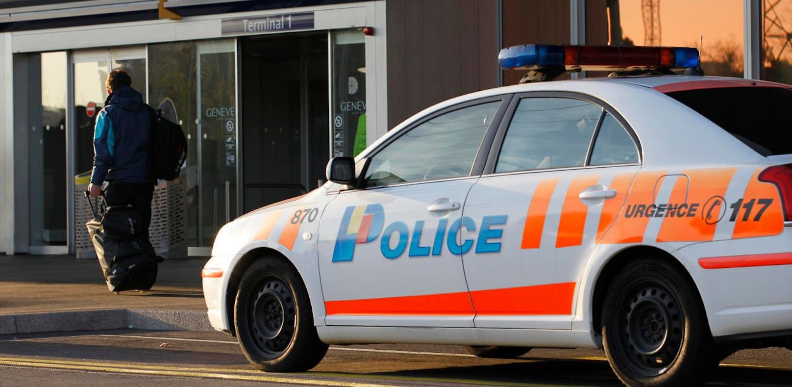 Ein Polizeiauto vor dem Genfer Flughafen.