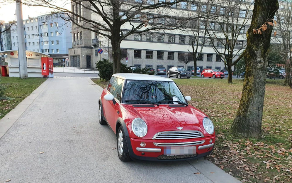 Der Lenker parkte seinen Mini einfach mitten im Volksgarten. Die Quittung war ein Strafzettel.