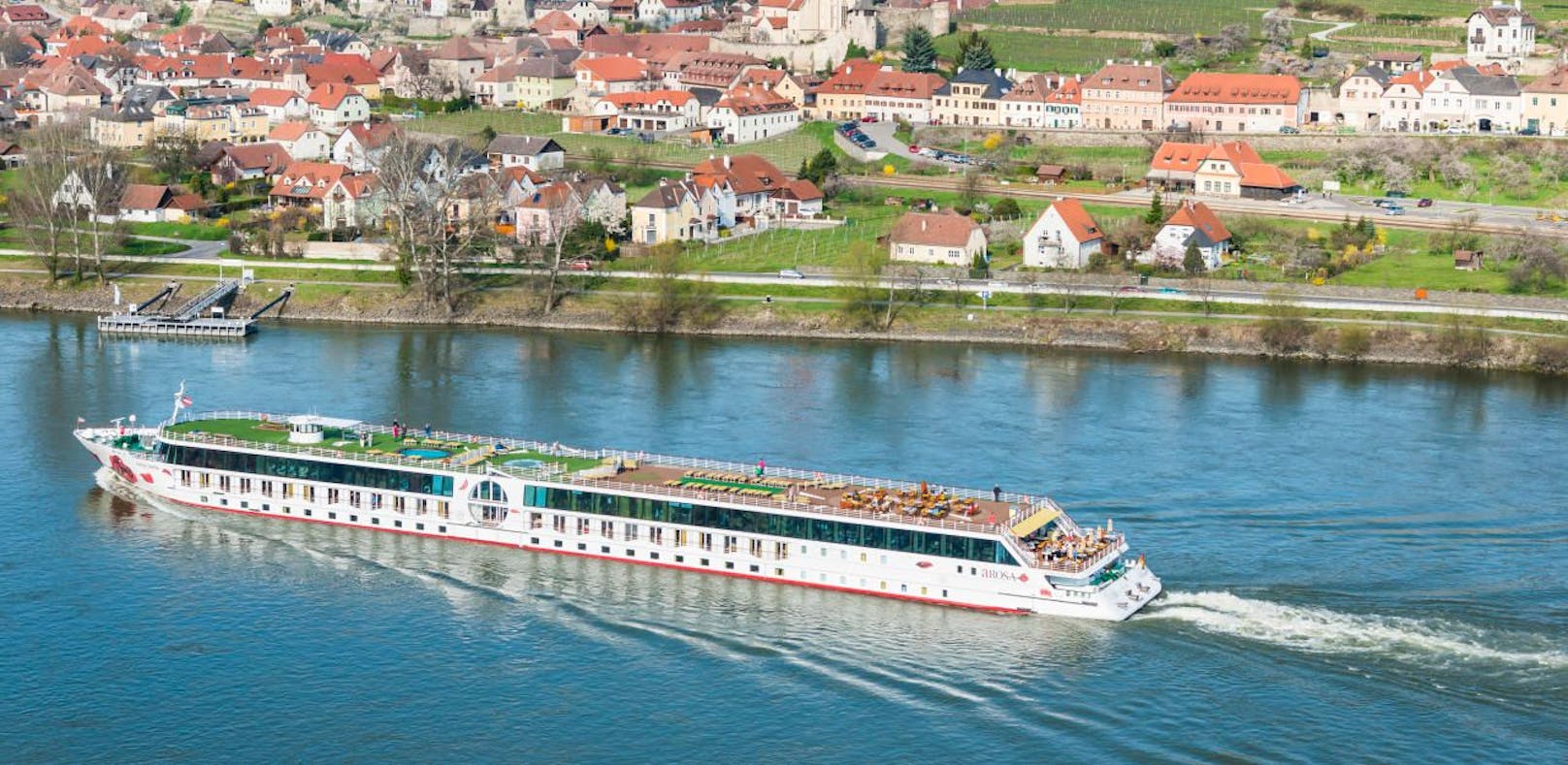 Ein Donauschiff bei Weissenkirchen in der Wachau.