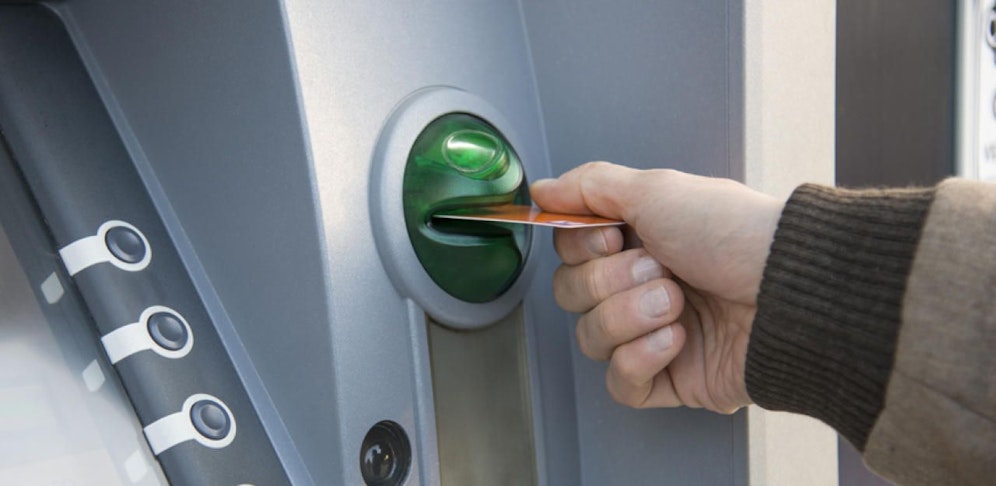 Er erpresste die Bankomatkarte seines Opfers.