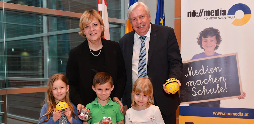 Schwarz und Heuras präsentierten die Bee-Bots, die Kinder haben Spaß damit.