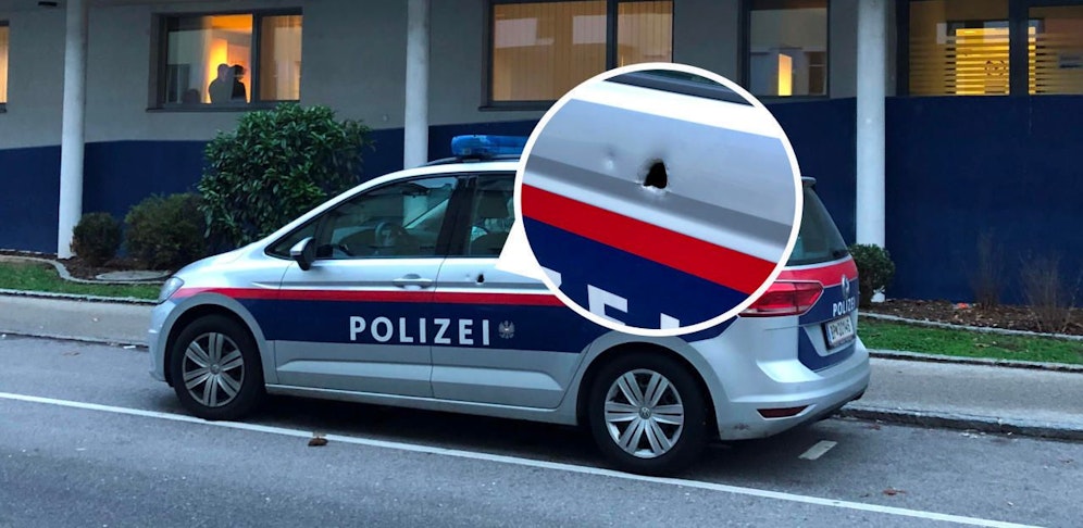 Das Auto hat auf der Fahrerseite ein großes Einschlagloch.