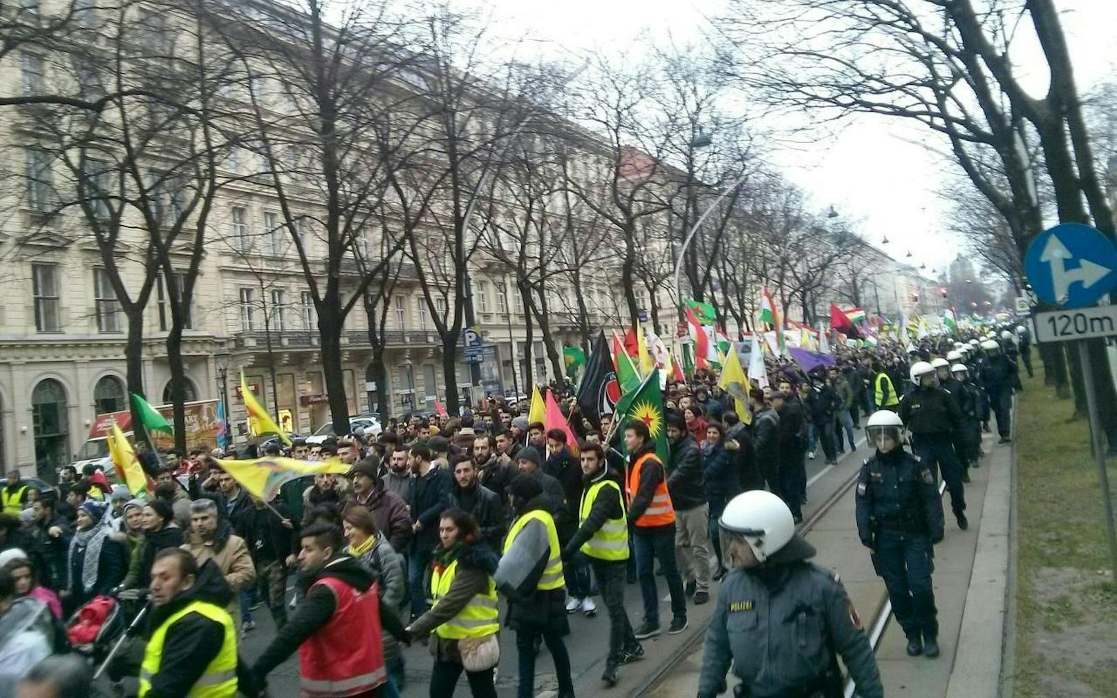 In Wien hat am Samstagnachmittag eine Demonstration gegen den türkischen Militäreinsatz in der nordsyrischen Region Afrin stattgefunden. Nach den Zwischenfällen setzte es mehrere Anzeigen.