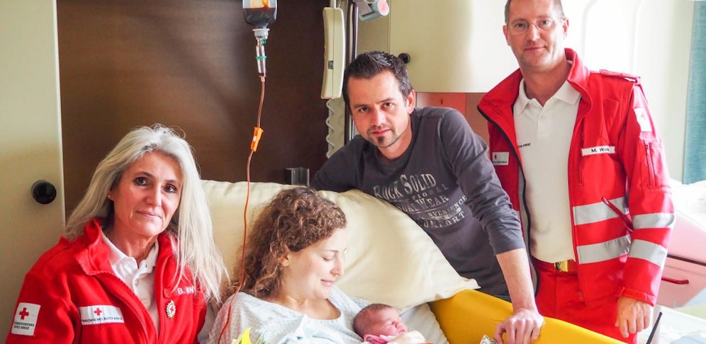 Barbara Dinhof, Mama Martina mit Töchterchen Franziska, Papa Christian und Rotkreuz-Sanitäter Markus Wodnar.