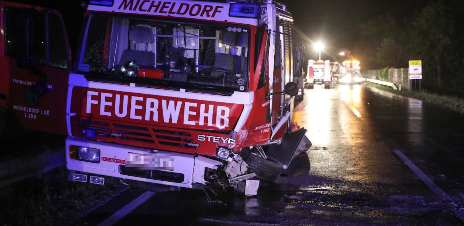 Alko-Lenker baut Unfall mit Feuerwehr: 8 Verletzte