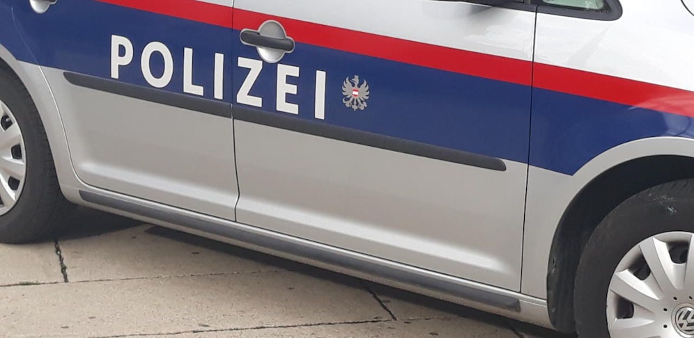 Unbekannte brachen in mehrere Hütten ein und versenkten ein Moped. 