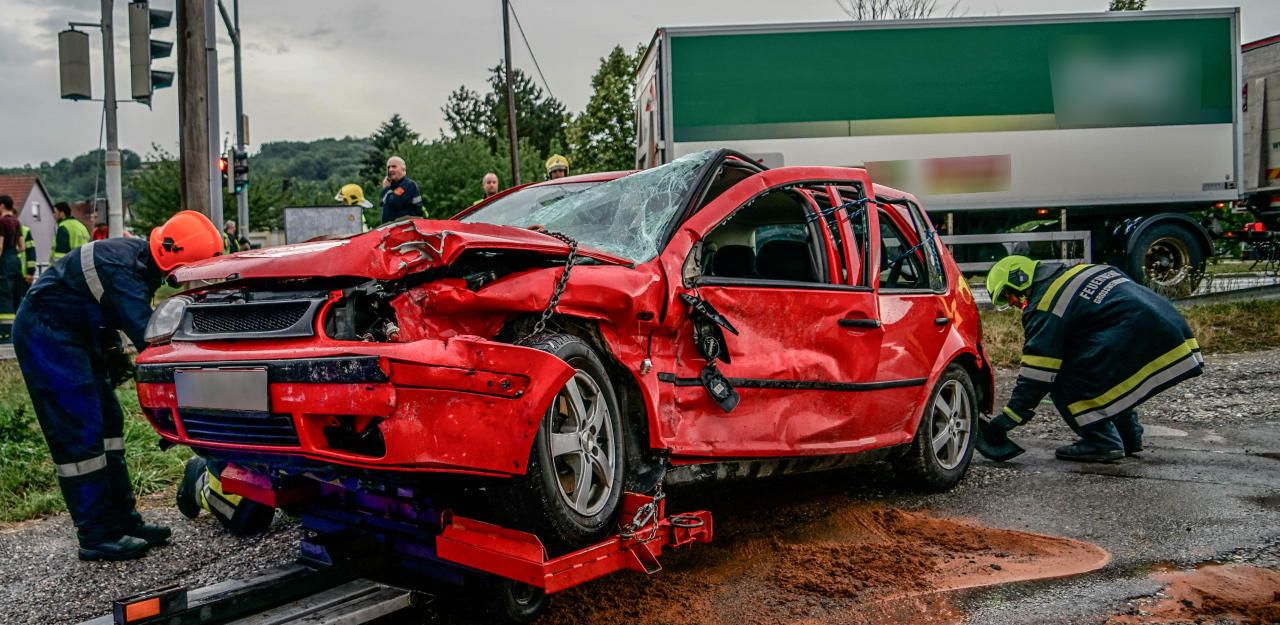 Heute.at - Fünf Jugendliche bei Crash gegen Lkw schwer verletzt
