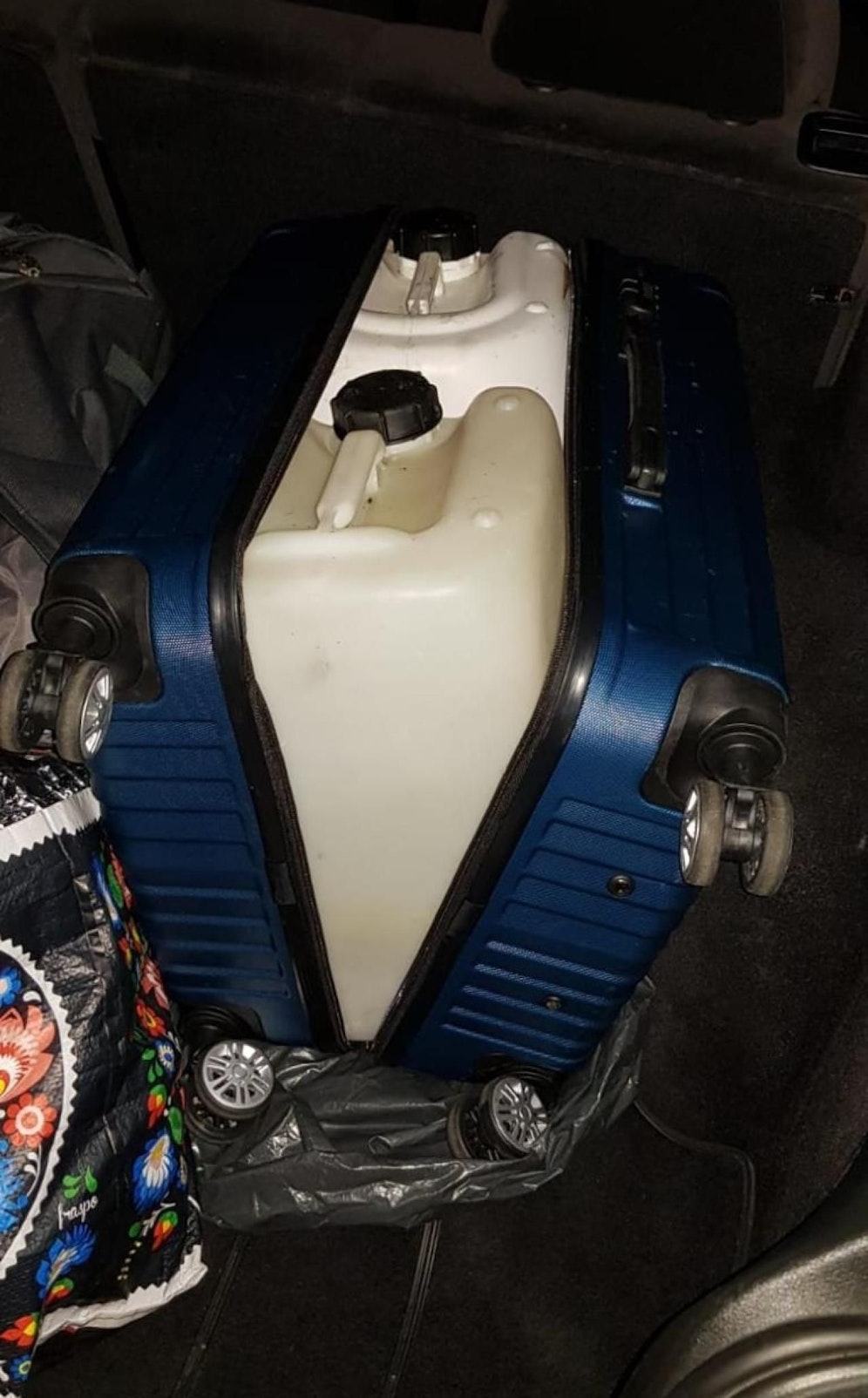 Flüssiges Diebesgut im Reisekoffer versteckt. 