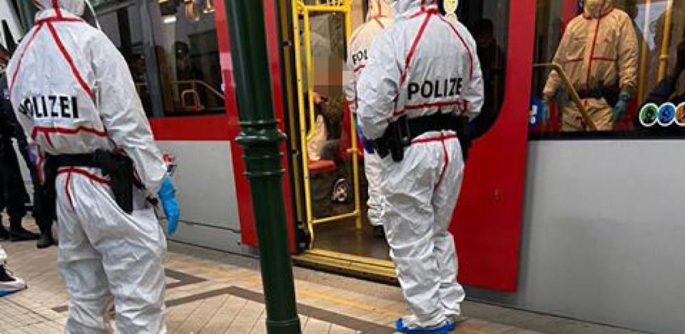 Ein Spezialteam der Polizei in Schutzanzügen. Eine solche Kompetenzeinheit musste zu einem Einbuch gerufen werden.
