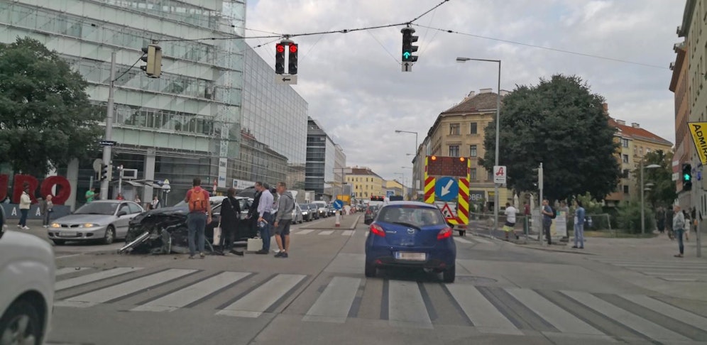 Bei einem schweren Unfall am Wienerberg haben Schaulustige den Einsatz der Feuerwehr behindert.